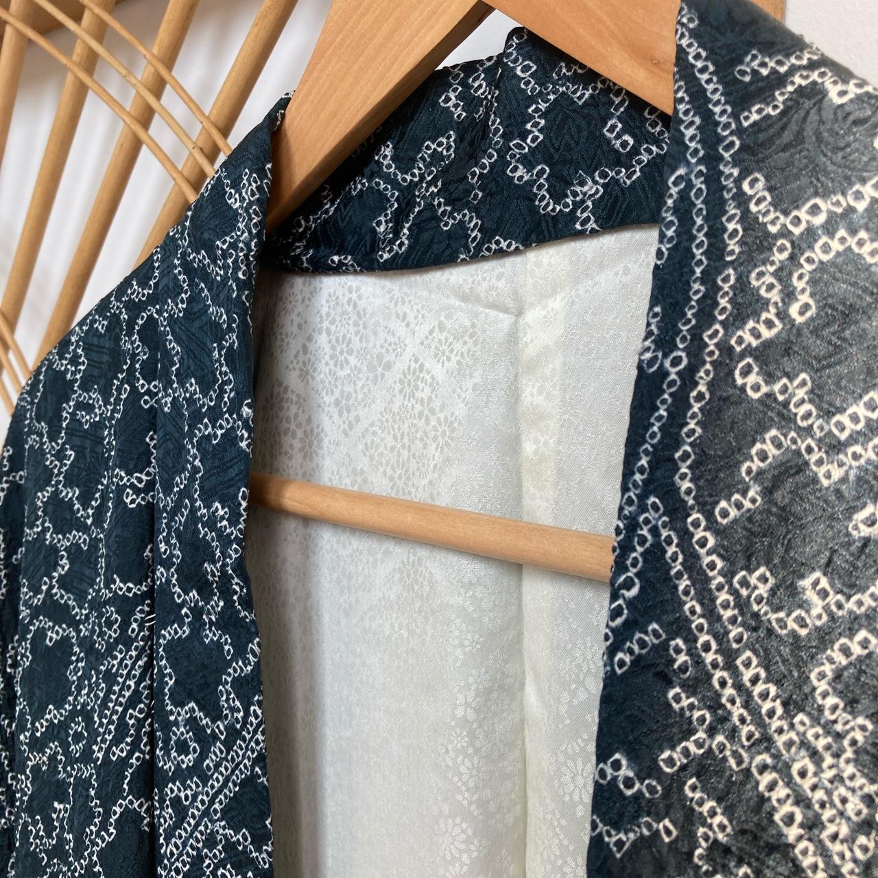 Product Image 3 - Authentic vintage Japanese silk kimono