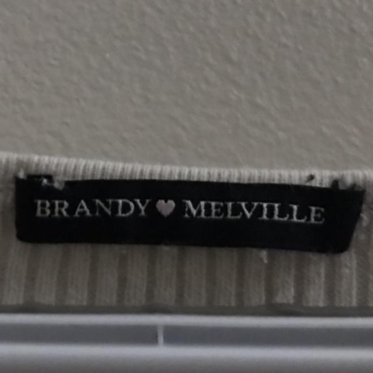 Brandy Melville ribbed zelly top. the color is cream