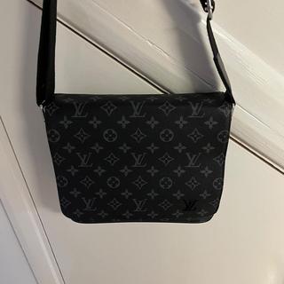 Louis Vuitton Men 3 Level Bag for Sale in Bexley, OH - OfferUp