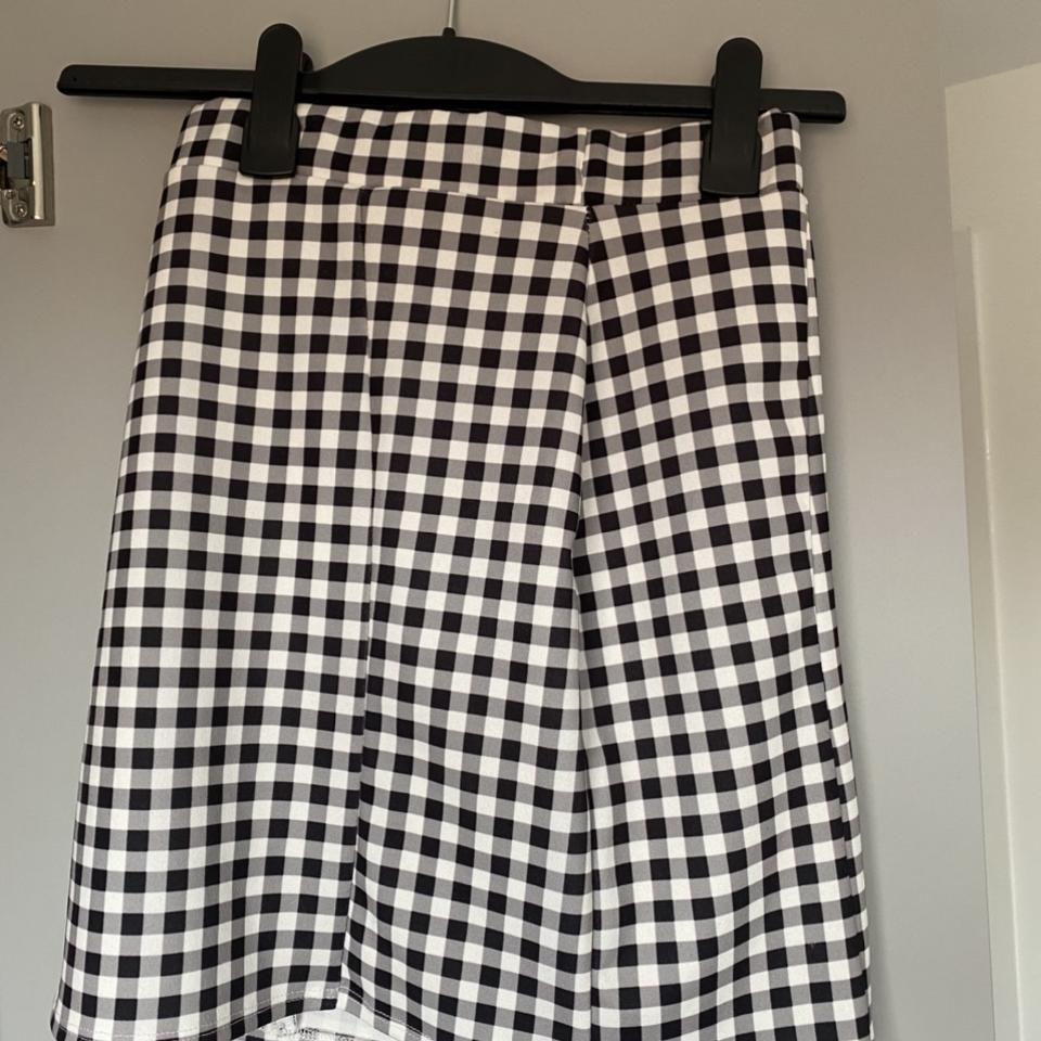 I Saw It First checked mini skirt Size 8 would fit. Depop