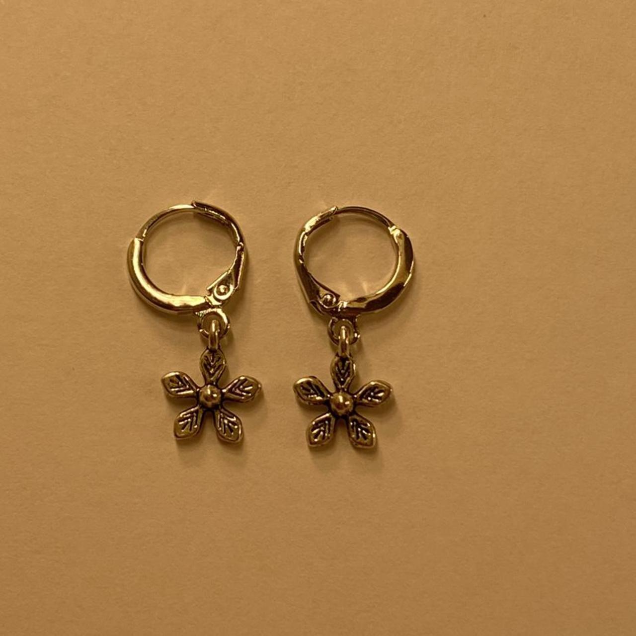 Product Image 1 - Cute little silver flower hopped