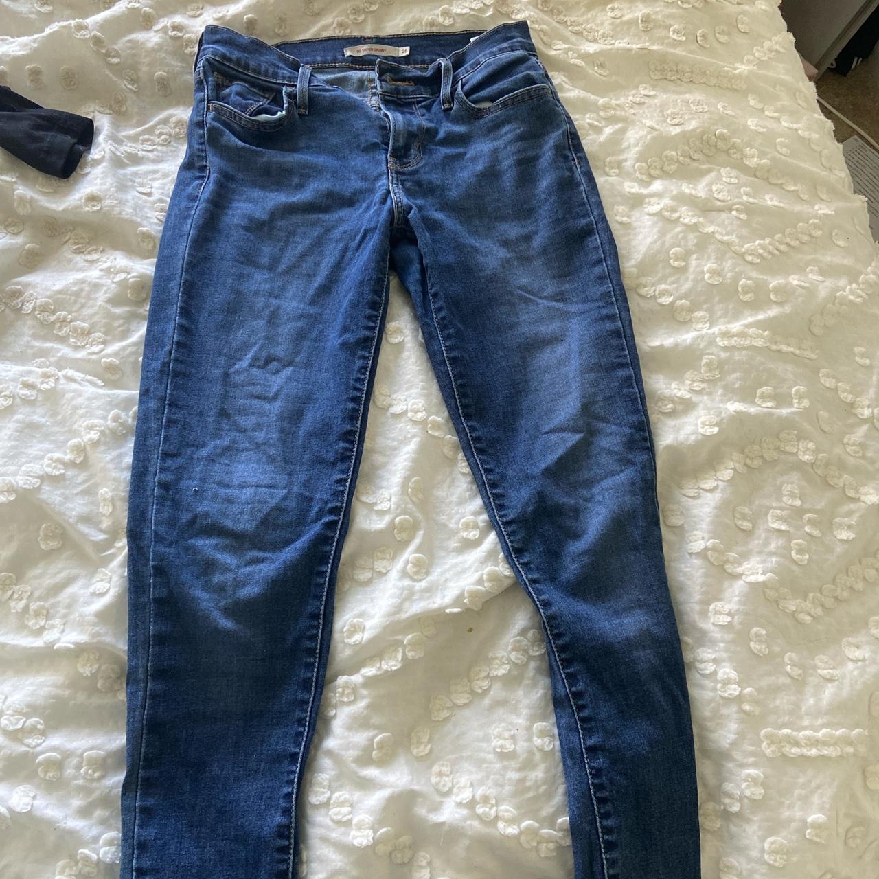 Levi really cute skinny jeans 26 - Depop