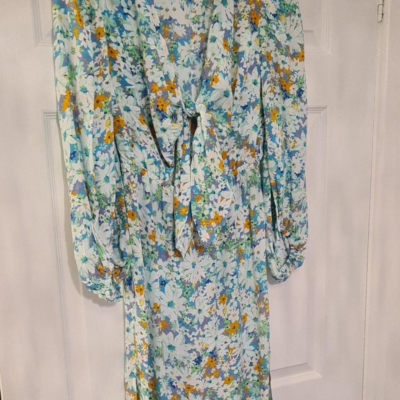 Beautiful floral maxi dress from River Island Never… - Depop