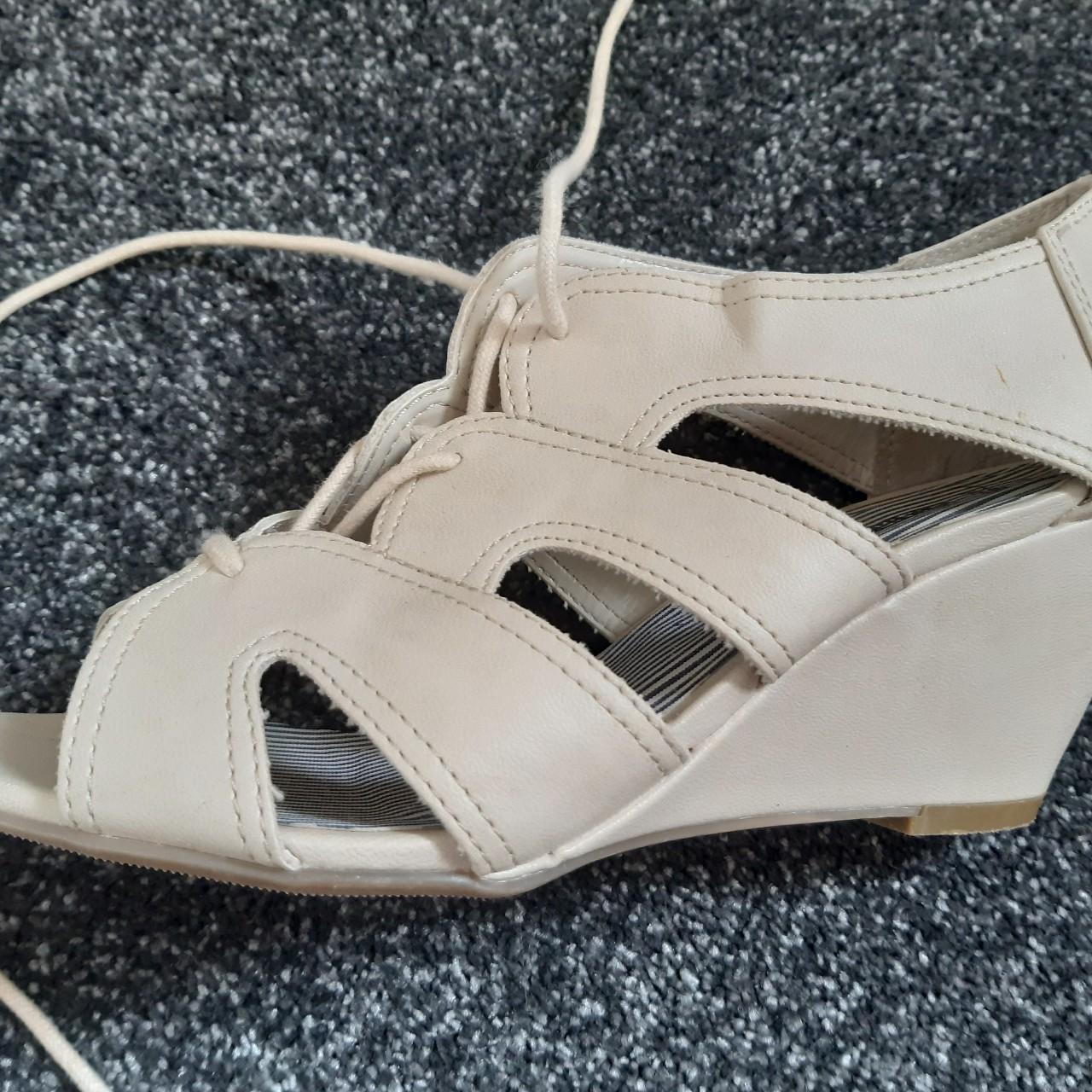 Women's Cream Sandals | Depop