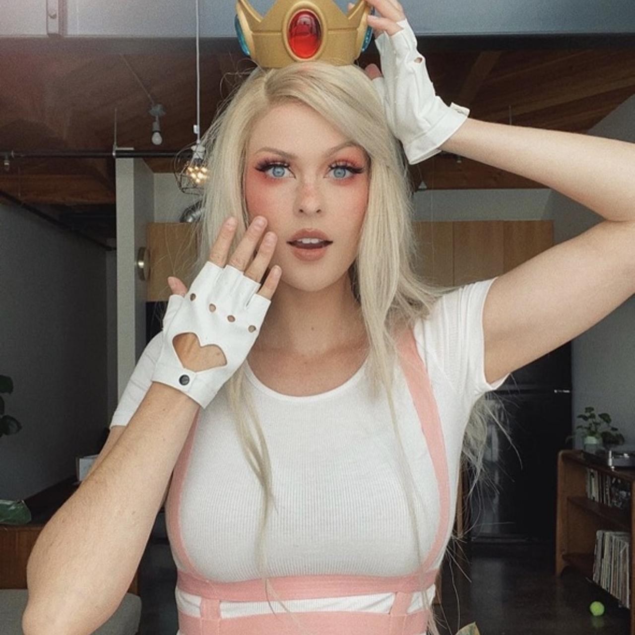 Crown and dress from this princess peach cosplay!!... - Depop