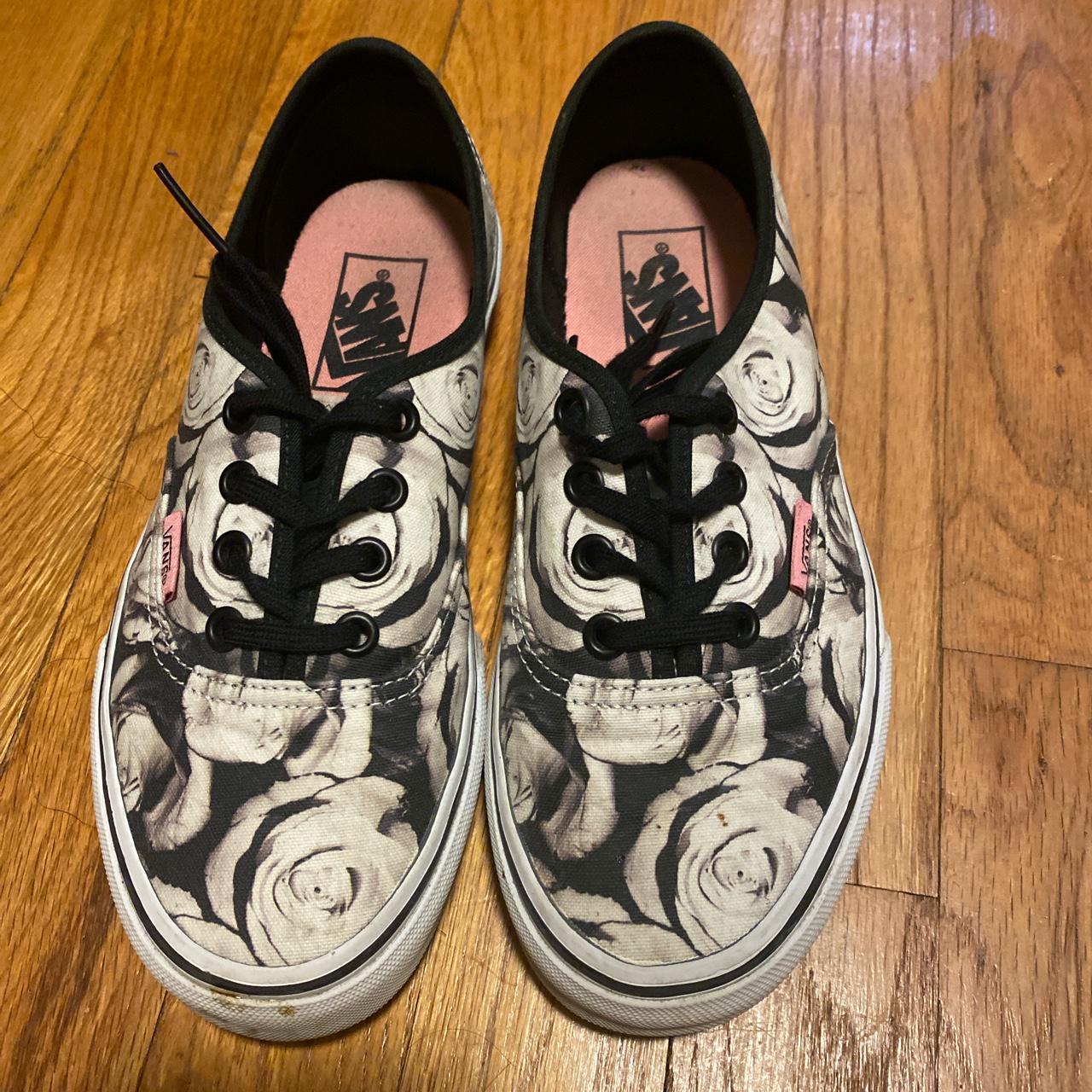 Vans black and on sale white with roses