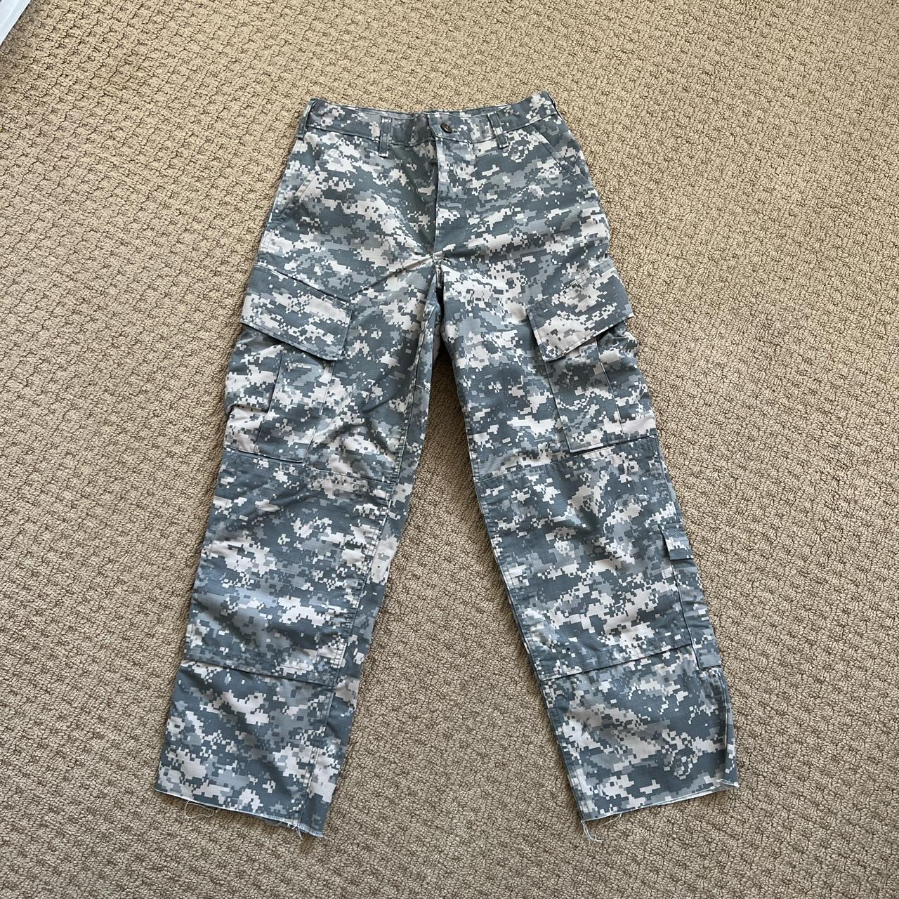Army cargo pants - fits a 27-31 in waist... - Depop