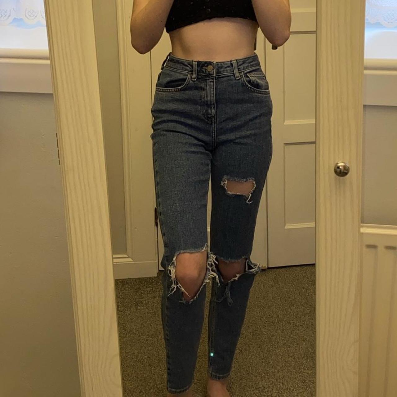 NEW LOOK TORI MOM JEANS size 6 the rip on the knee... - Depop