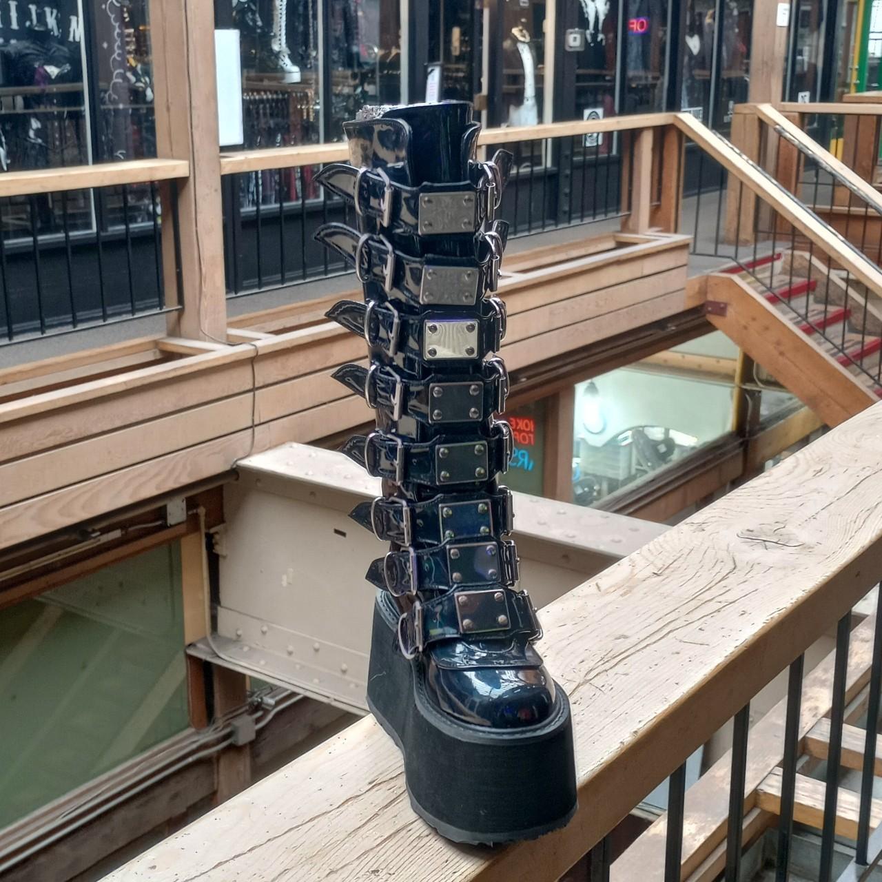demonia 318 black