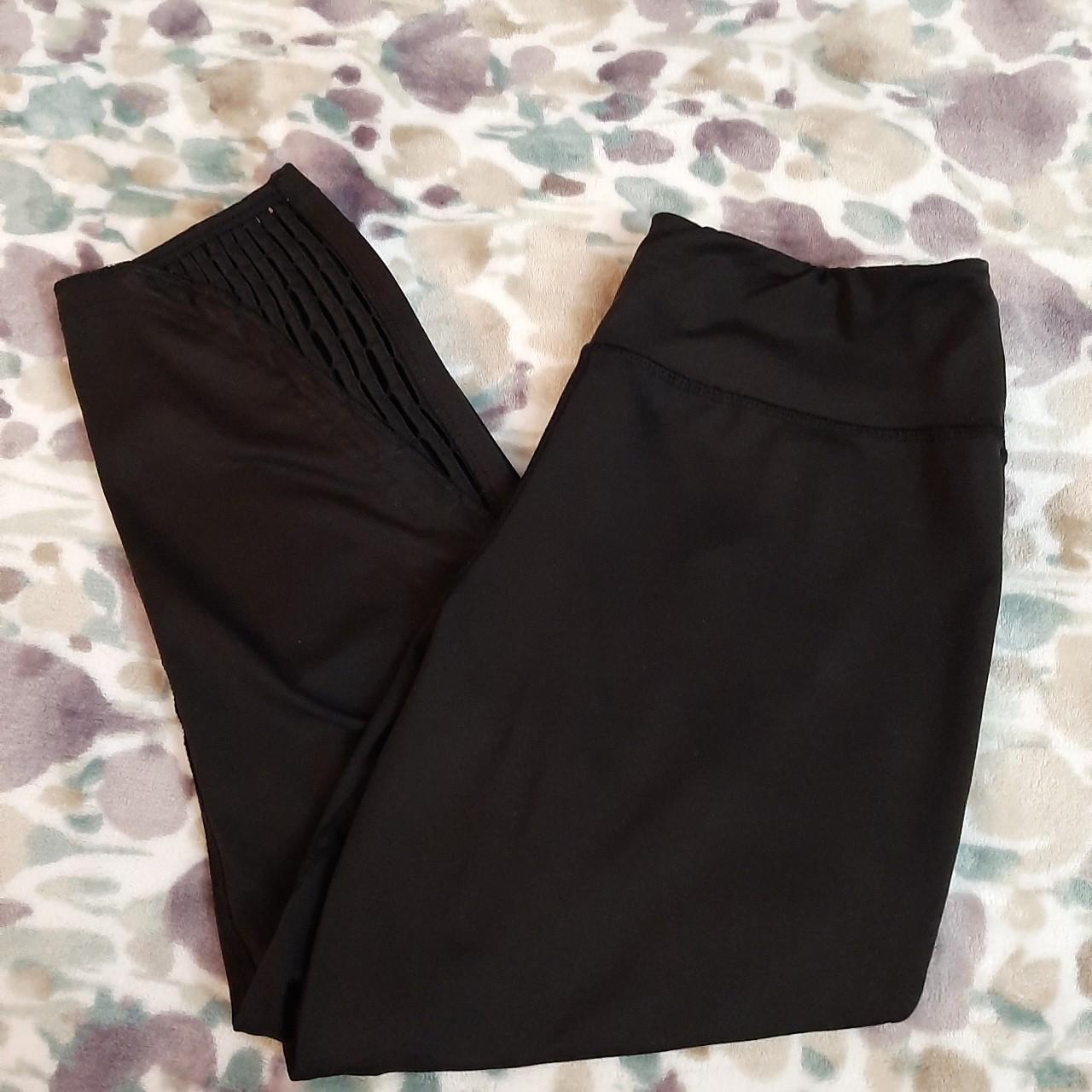 Black capri outlet leggings with cutouts