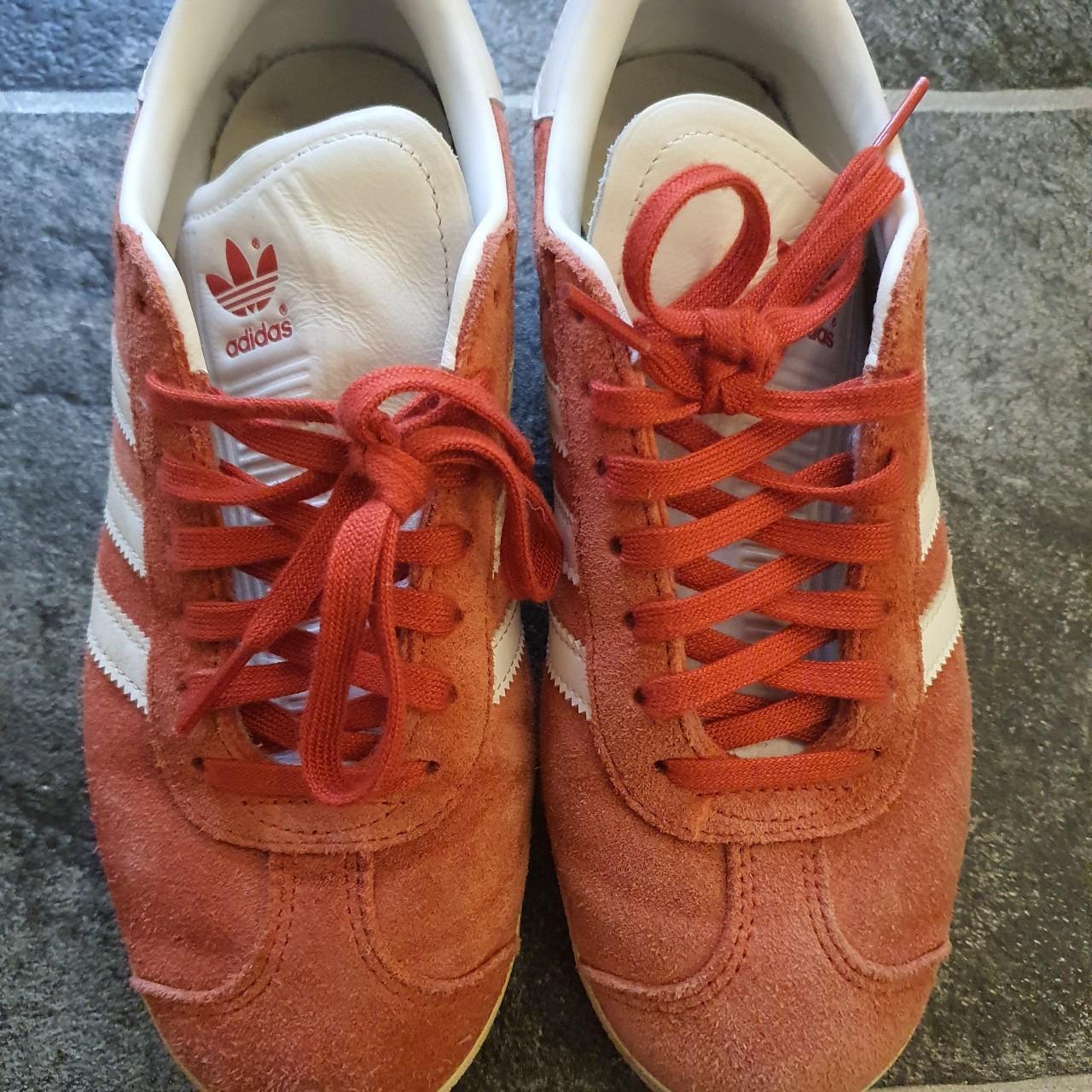 Adidas Originals Gazelle Trainers (Salmon colour)... - Depop شرائح فيت