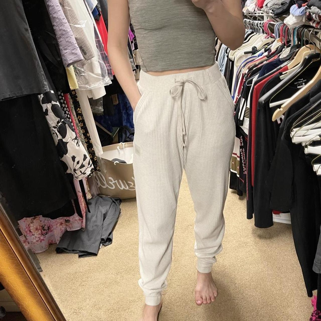 alo yoga muse sweatpants