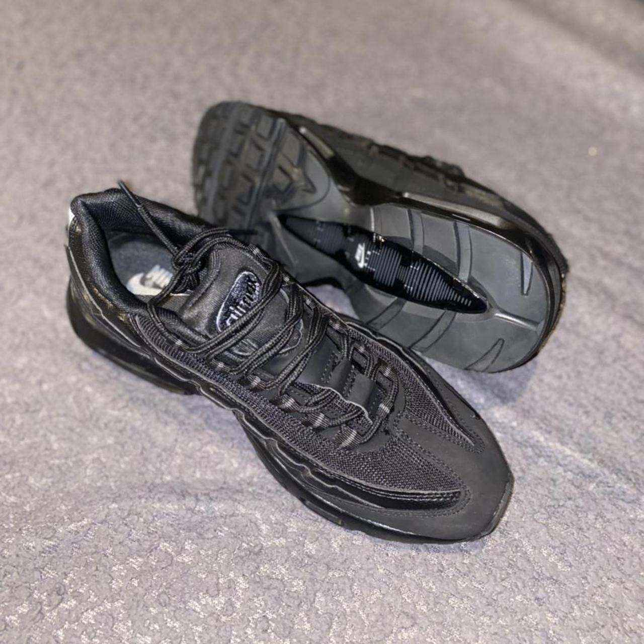 all black air max 95's