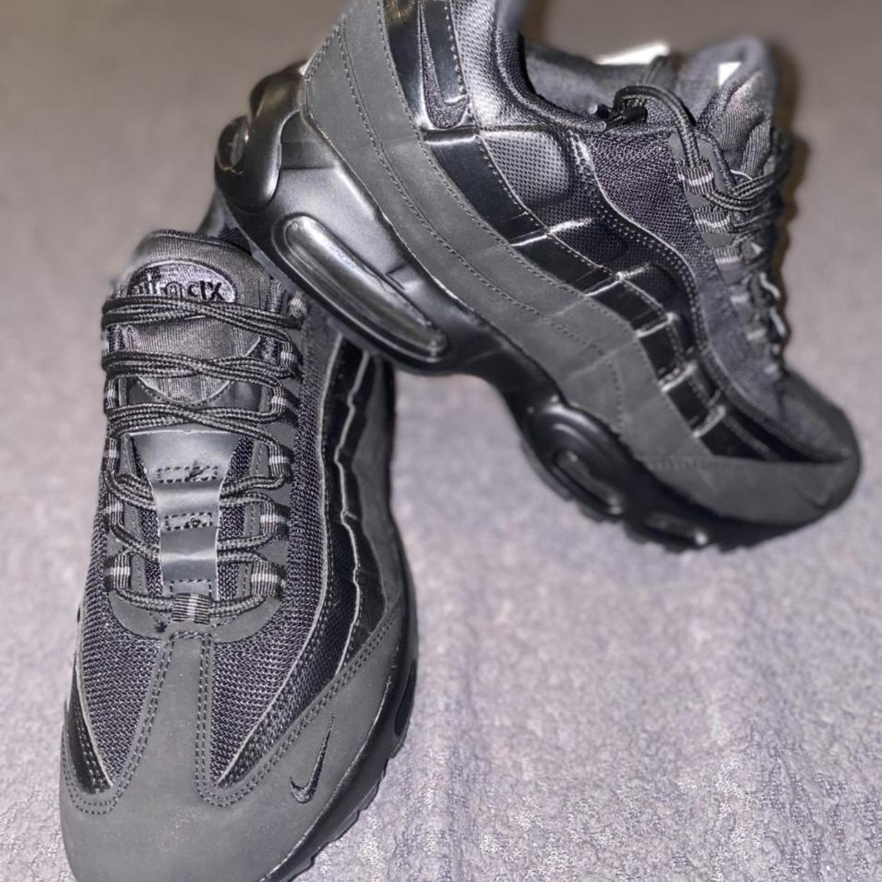 all black air max 95's