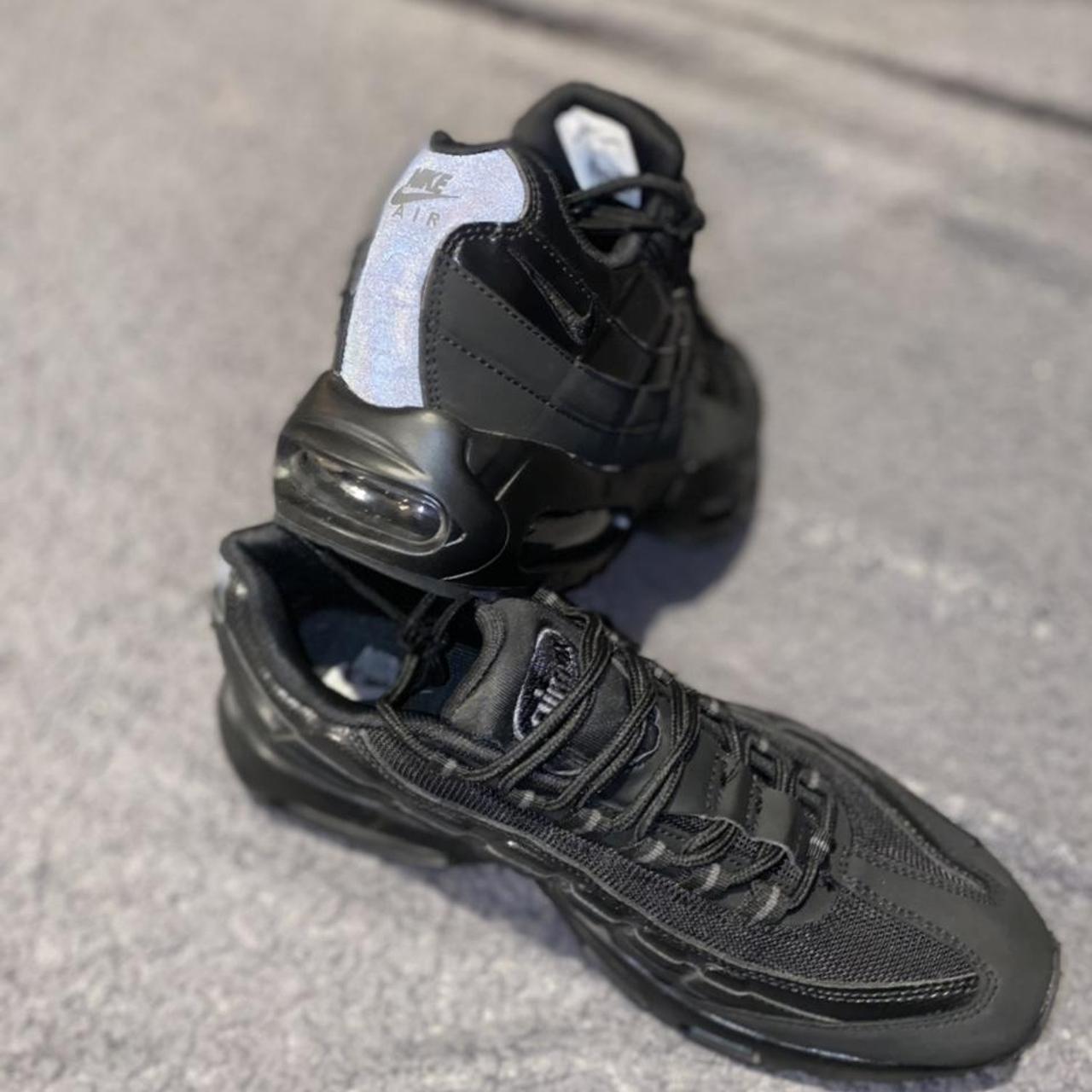 all black air max 95's