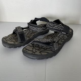 købe Afgang Tilgængelig Teva Men's Black and Navy Slides | Depop