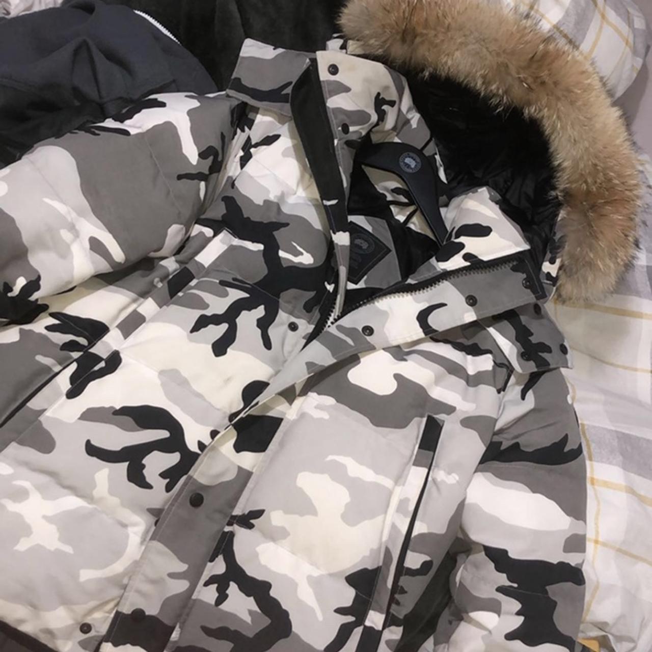 Canada goose wyndham parka black label grey on sale camo