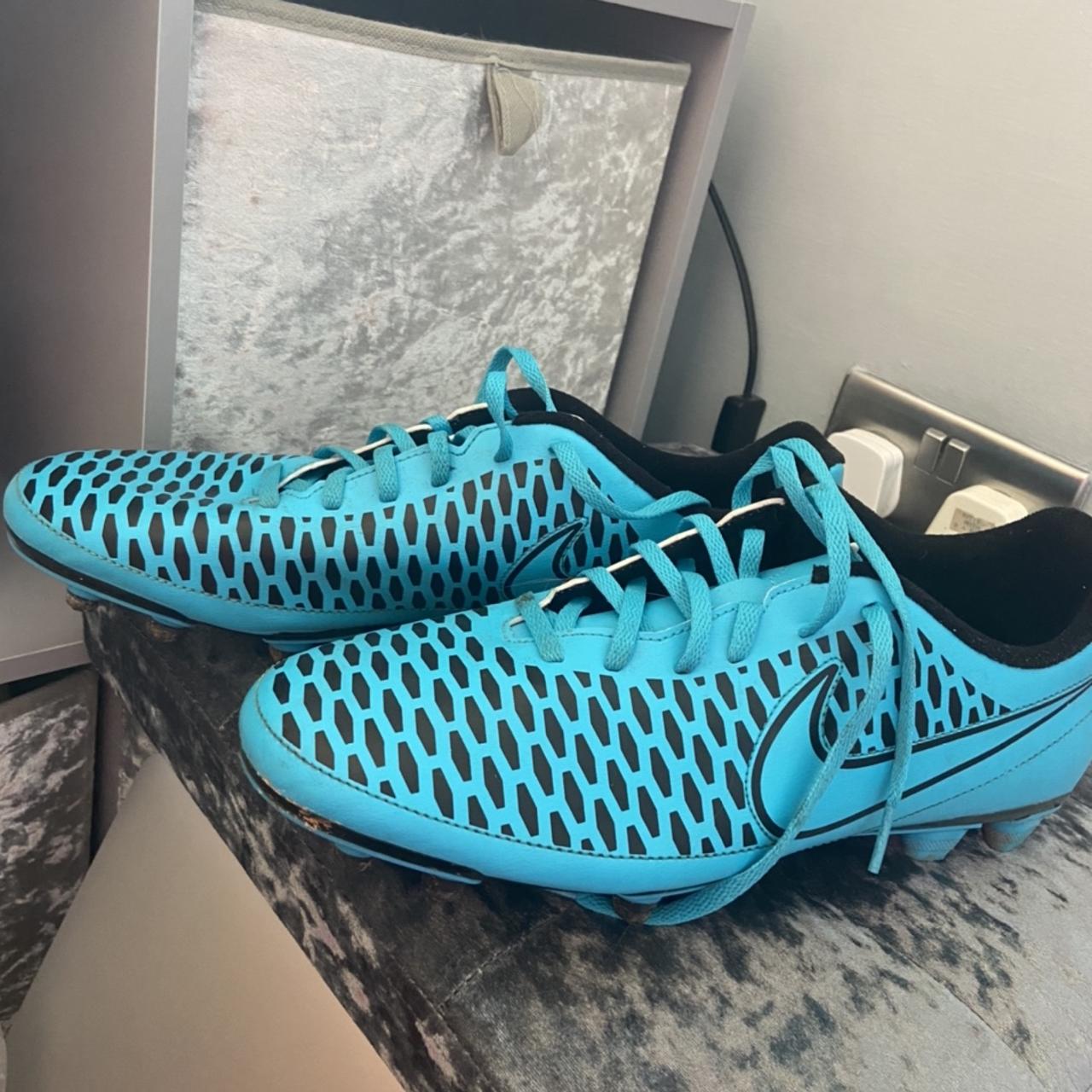 faulty nike football boots