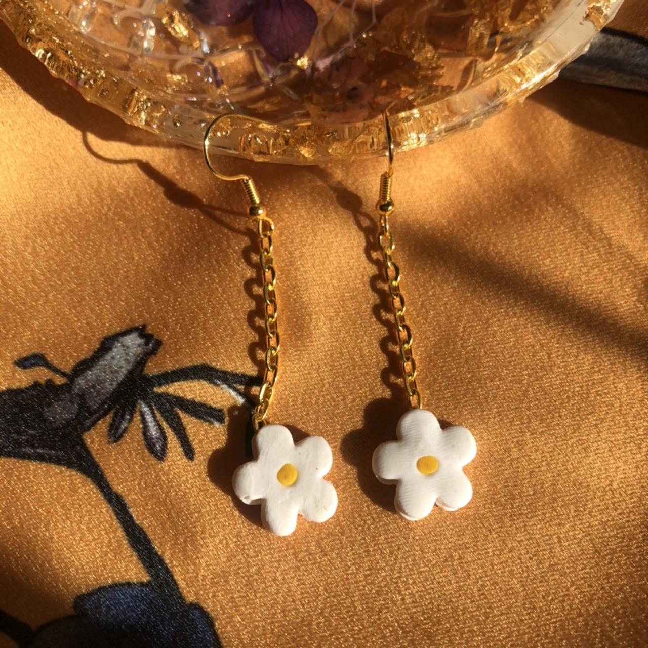 daisy drop earrings! super gorgeous 😍 #daisy... - Depop