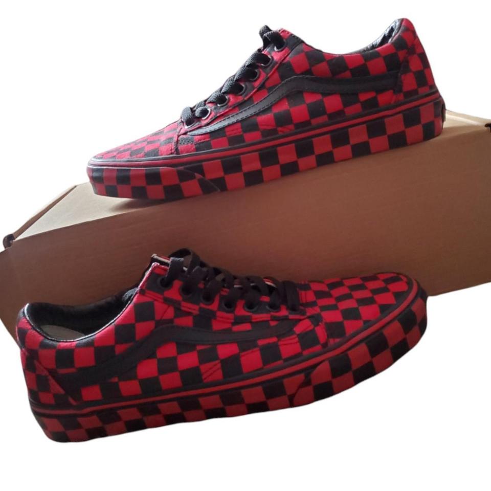 Black red checkered vans on sale