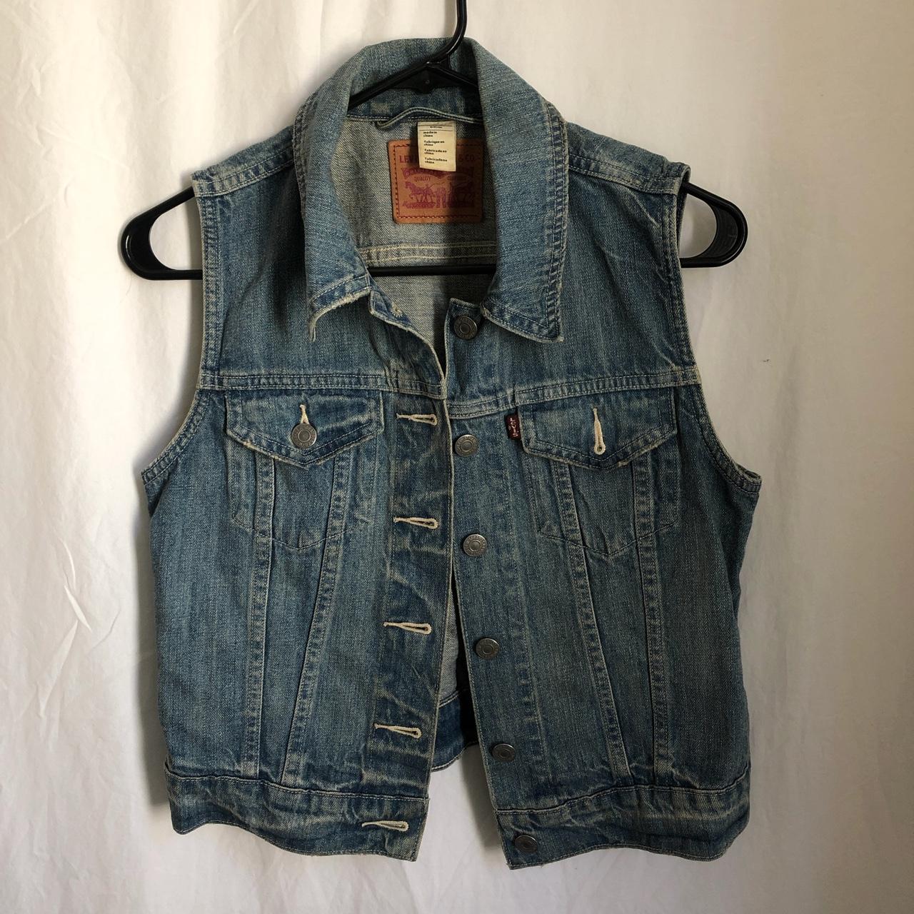 Levi's Women's Blue Gilet | Depop