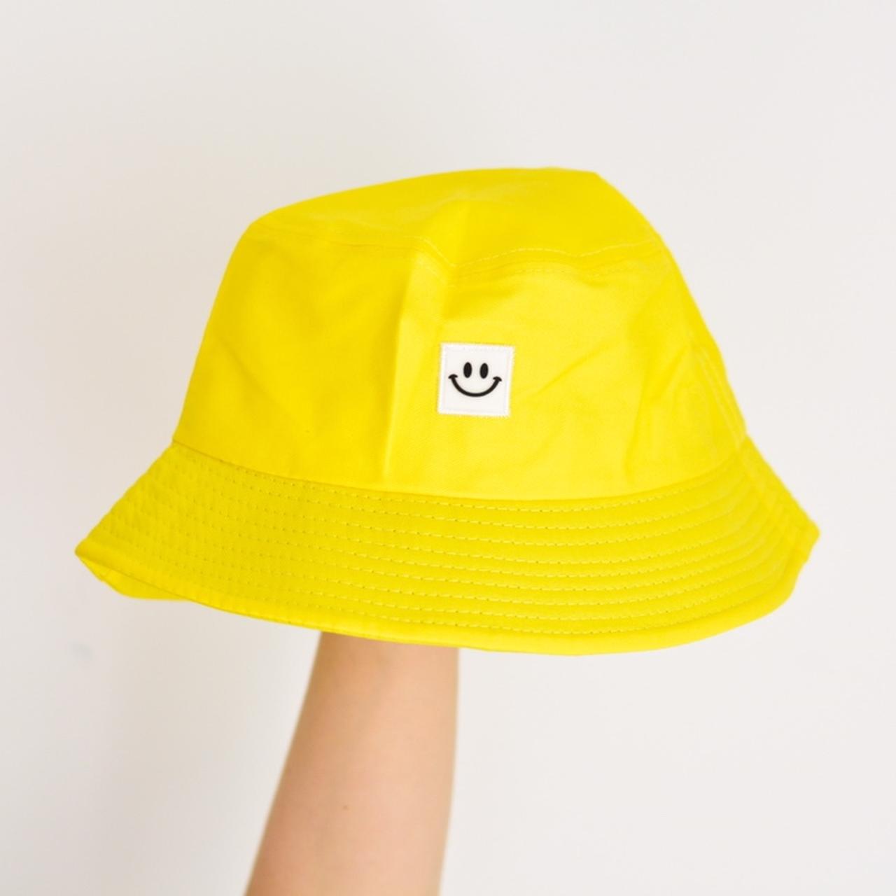 White smile yellow bucket hat. ☺️ The hat measures... Depop