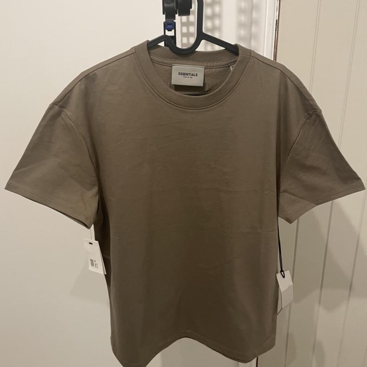 Product Image 1 - FEAR OF GOD ESSENTIALS TEE
Logo-Print