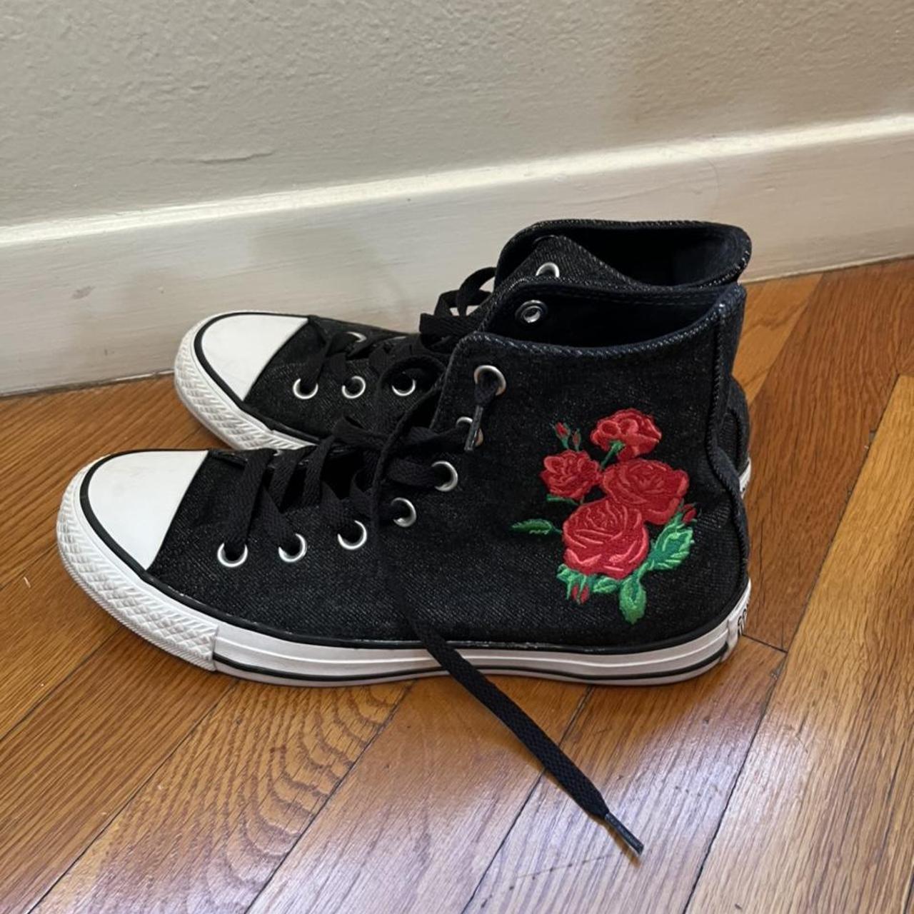 Black converse outlet with roses