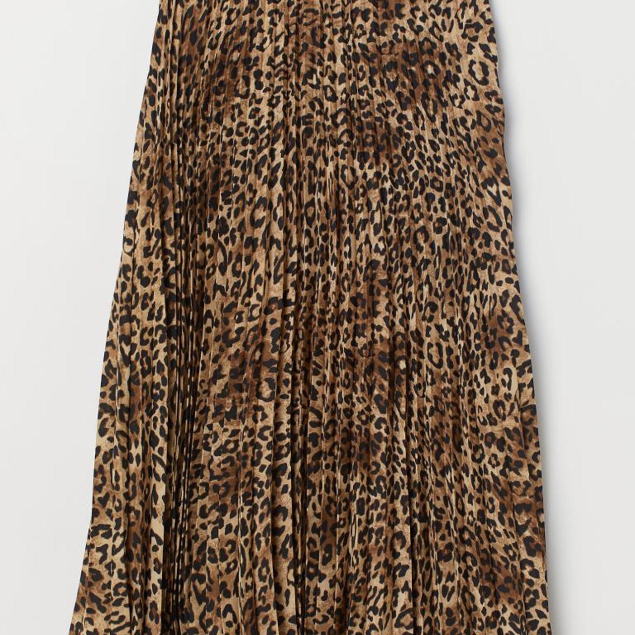 H&m leopard hotsell print pleated skirt