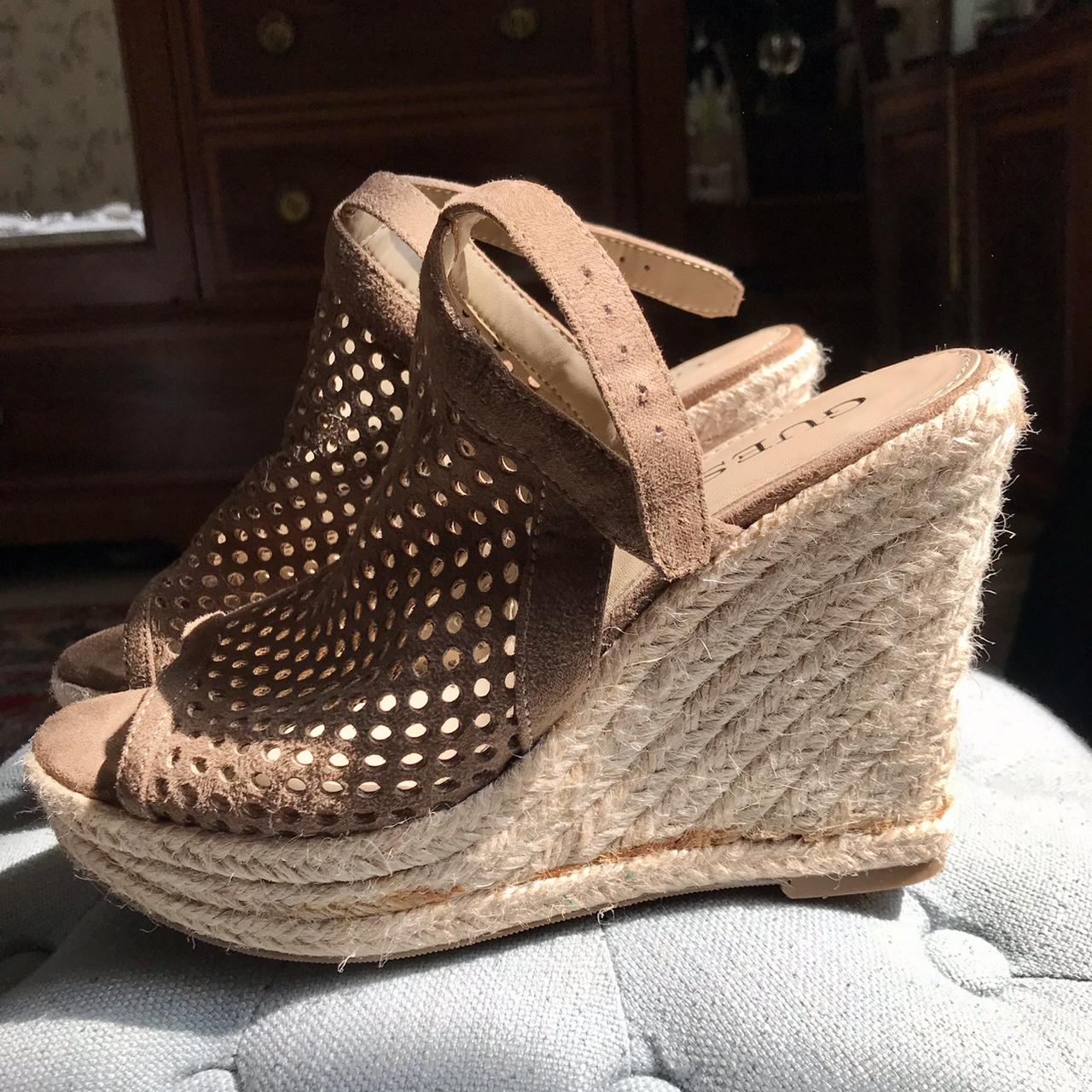 guess brown wedges