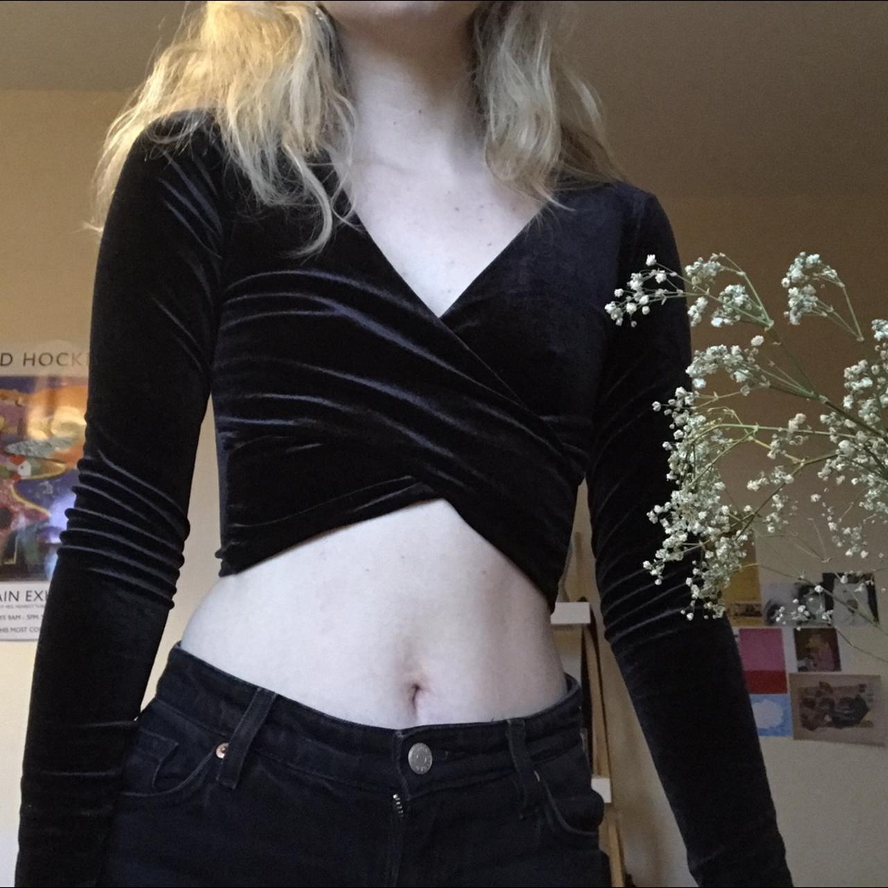 H&M Women's Black Crop-top | Depop