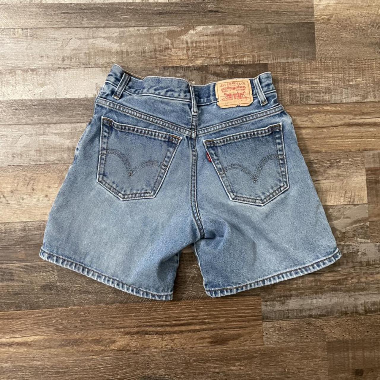 Vintage Levi’s denim jean shorts women’s size 4... Depop