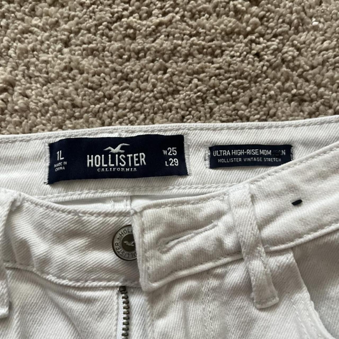 Hollister jeans there baggy and fit nicely at the... - Depop
