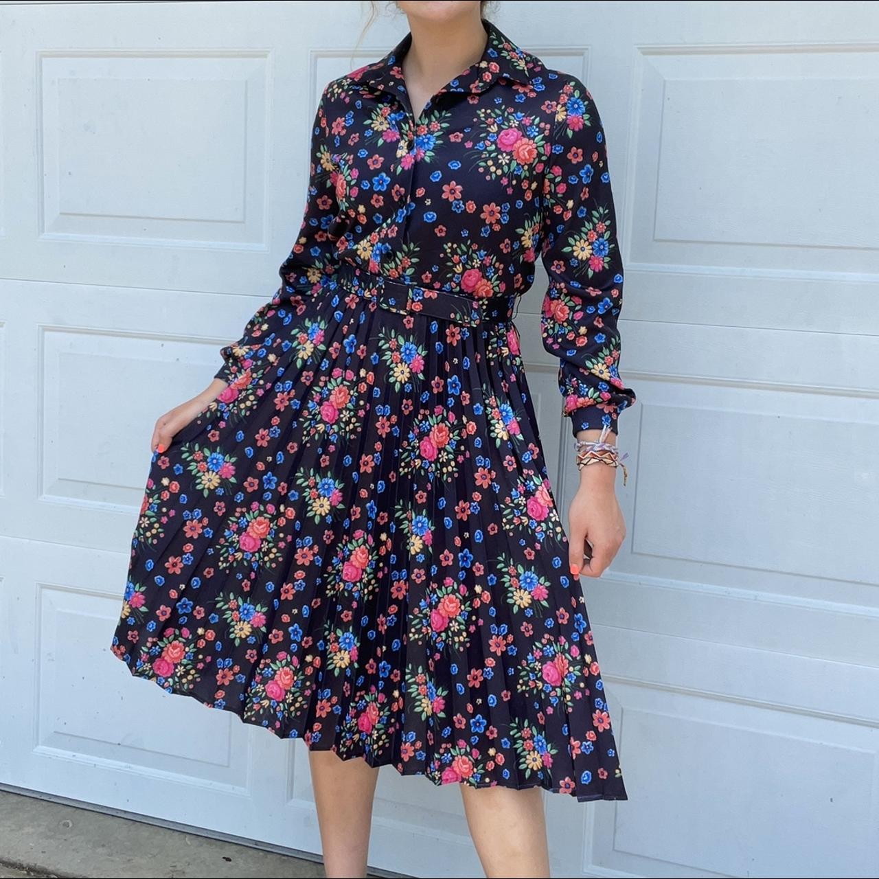 The PRETTIEST floral 70s dress! Long sleeve with a... - Depop