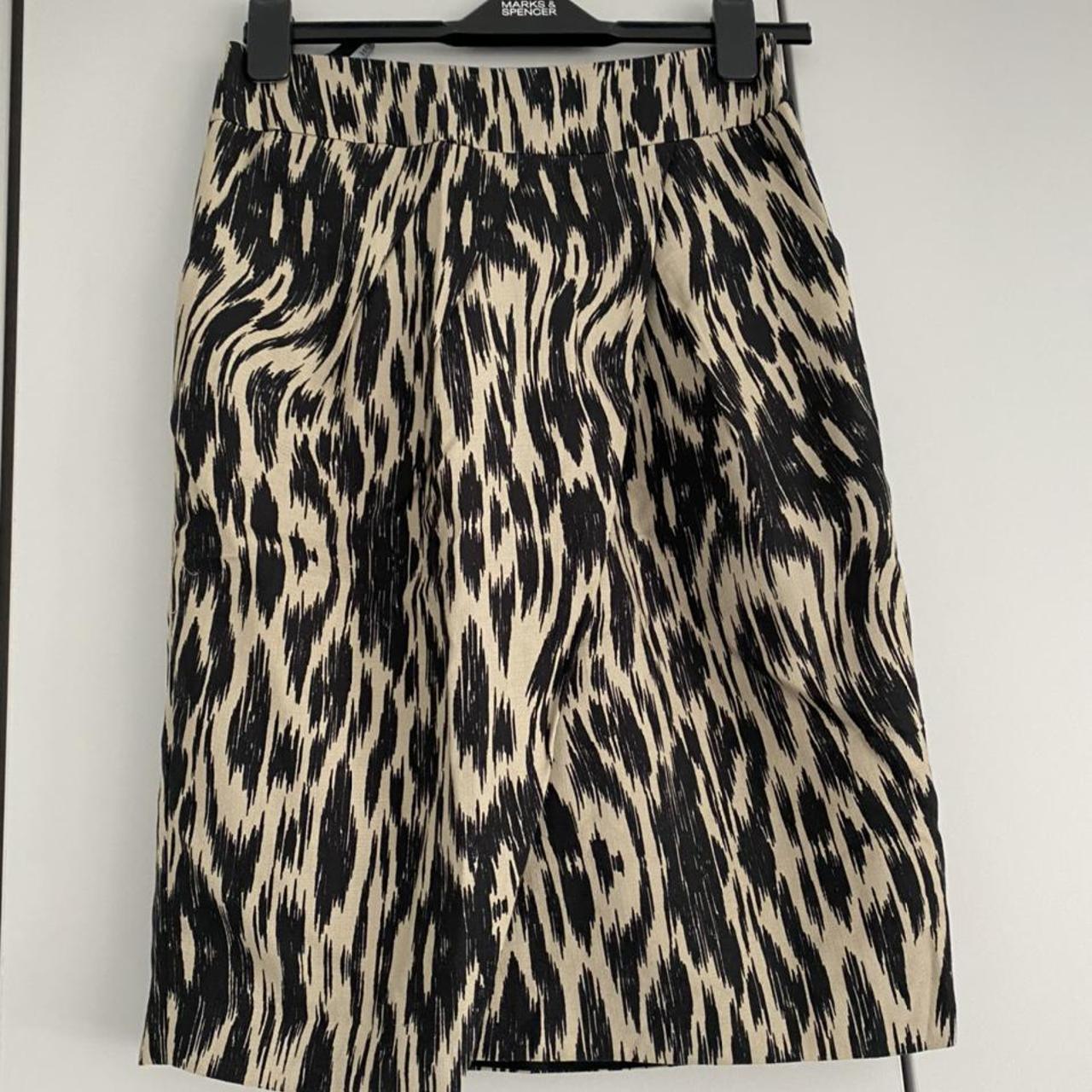 Hobbs animal print skirt with middle pleat effect.