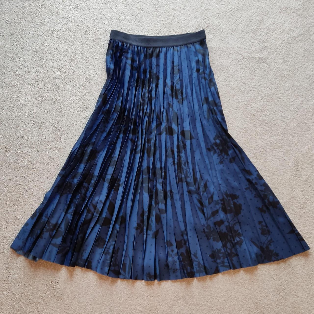 Flattering H&M Pleated maxi skirt. Fully elasticated... - Depop