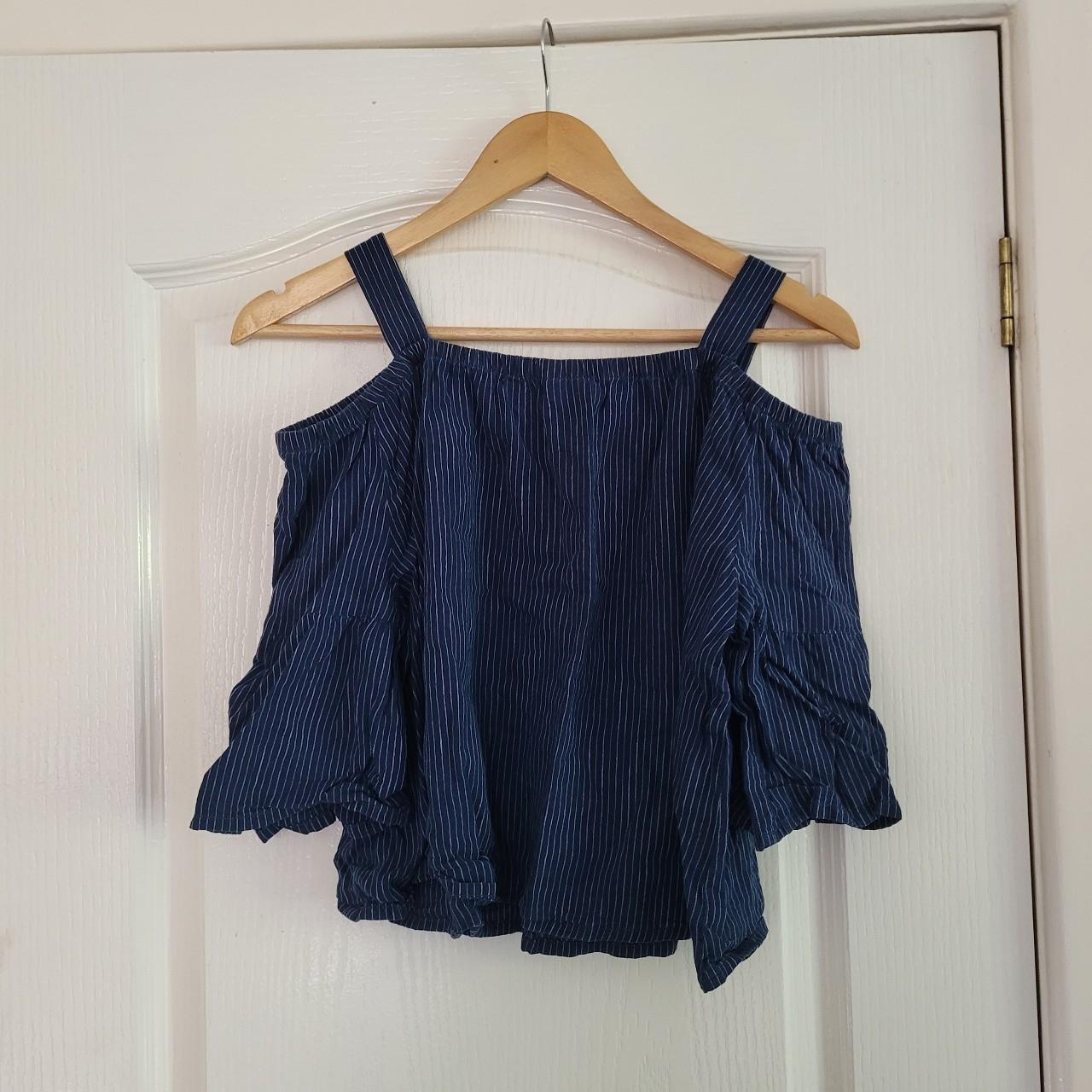 Pull&Bear cut out shoulder top Slightly cropped... - Depop