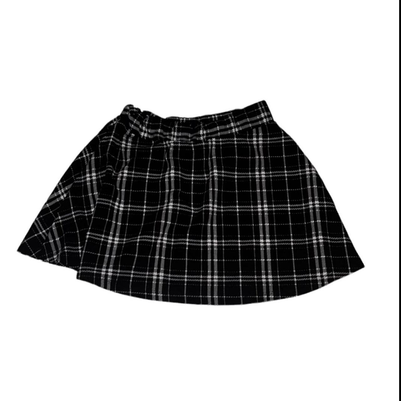 plaid black and white skirt •very flattering... Depop