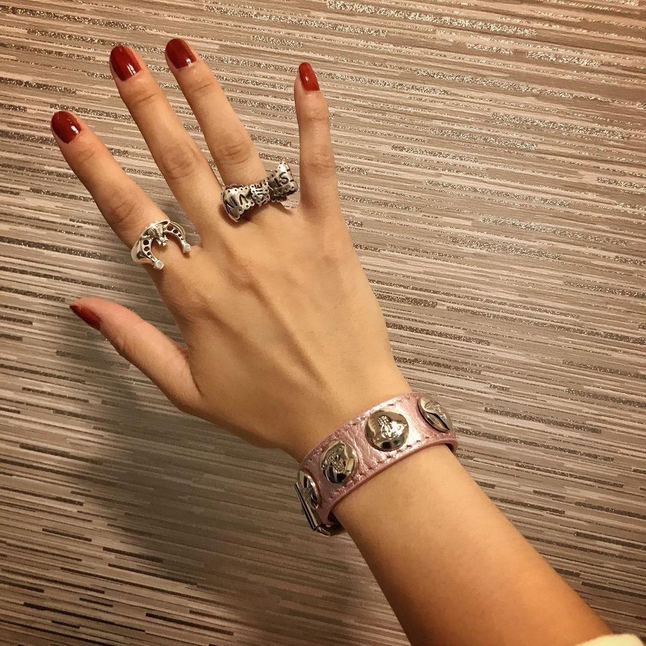 Vivienne Westwood bow ring Size: XS Color: Gold | Depop