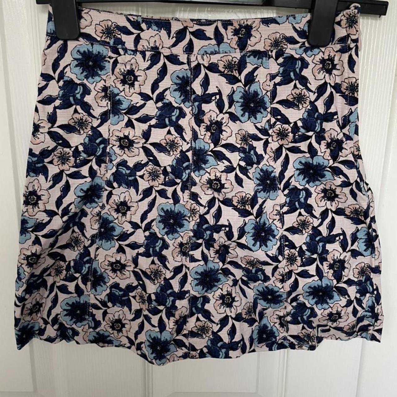 H&M floral mini skirt. Size 6. Concealed zip. Really... - Depop