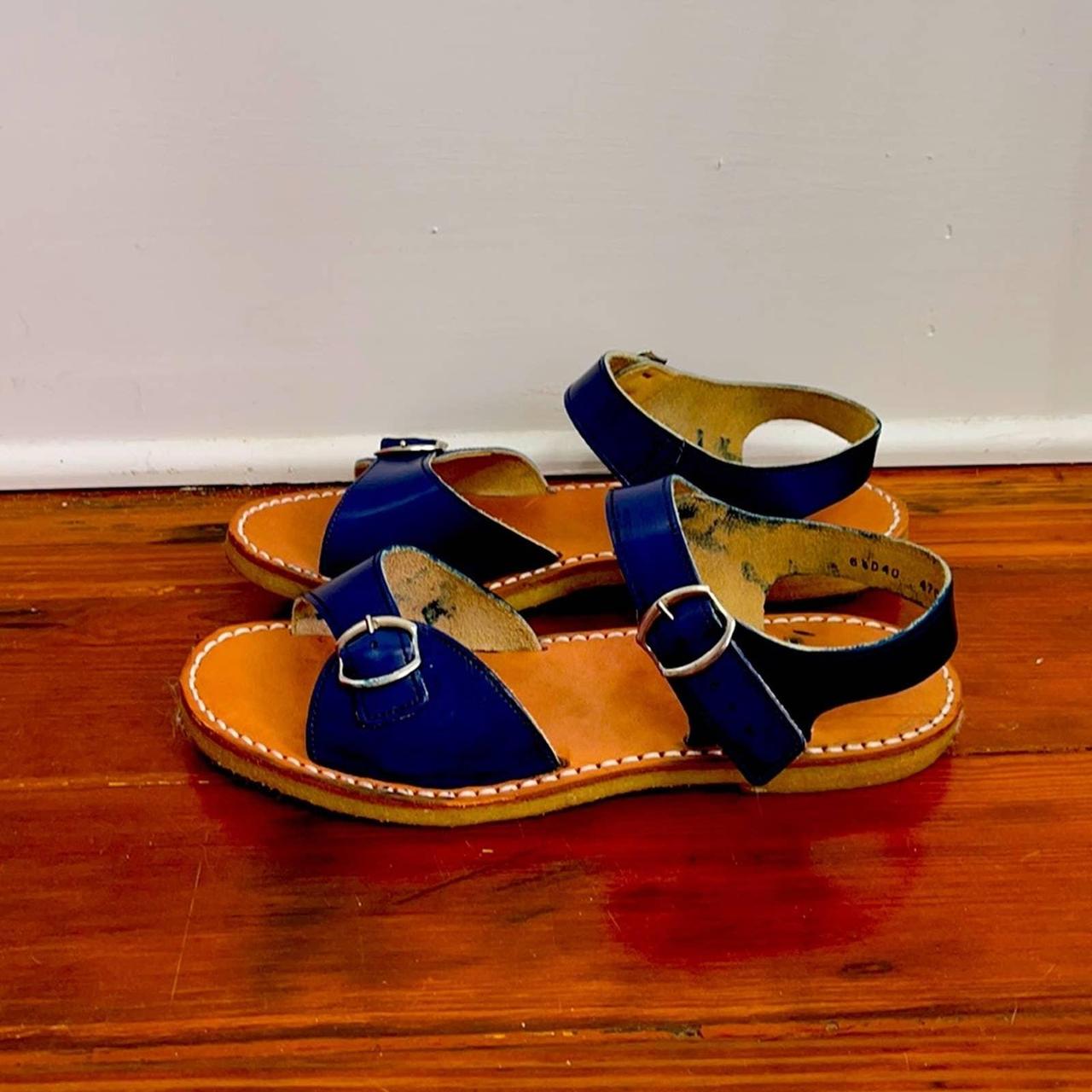 Clarks strappy gum sole sandals sz 6.5 - Depop