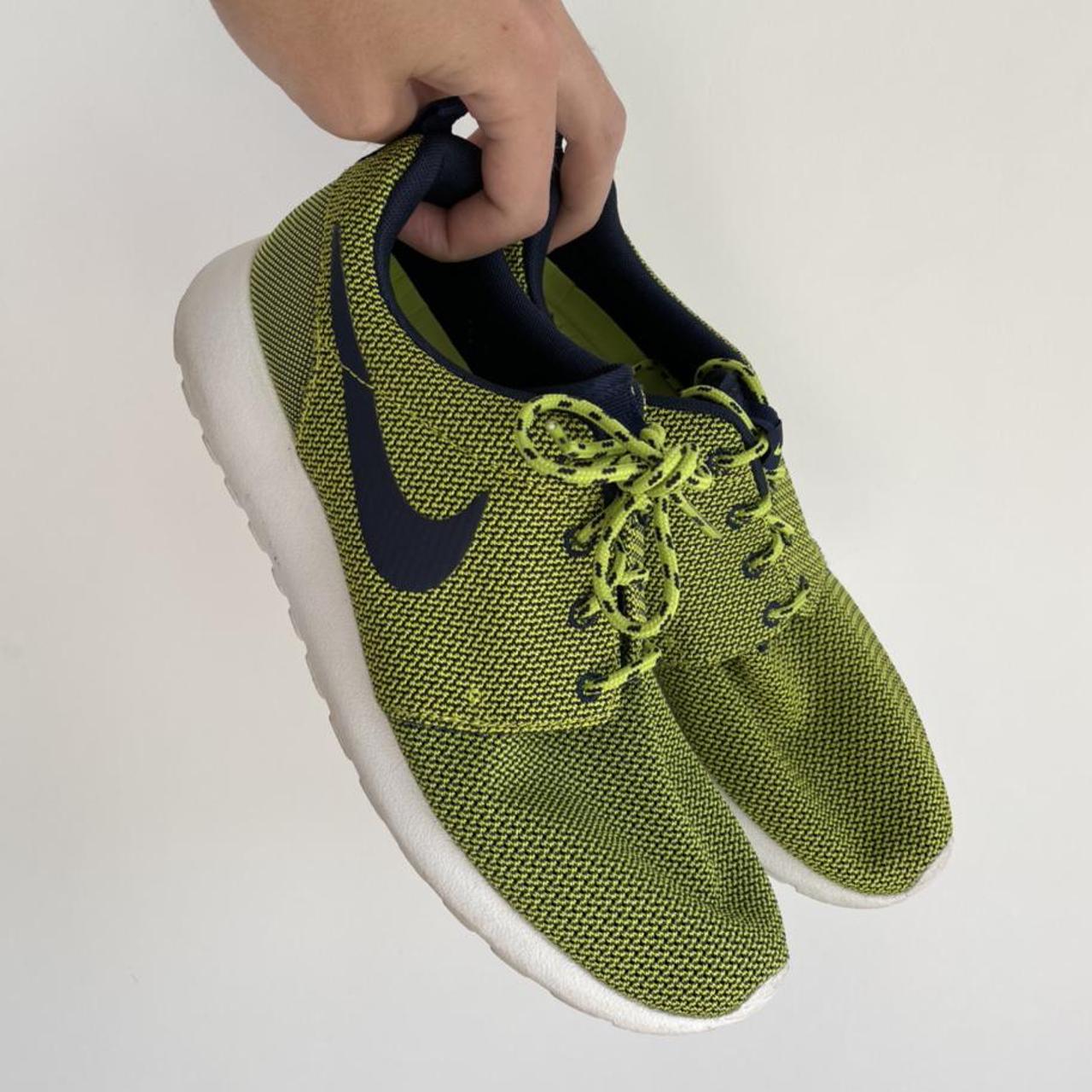 Nike roshe run green best sale and black