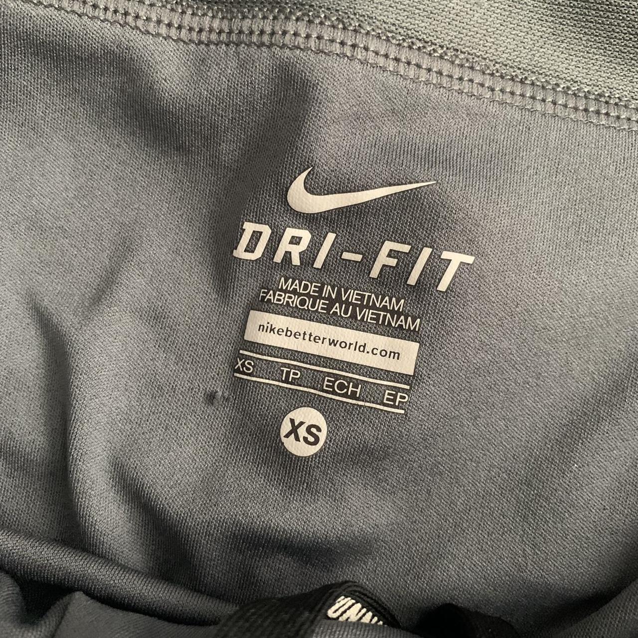 Nike Women's Grey and Silver Shorts (3)