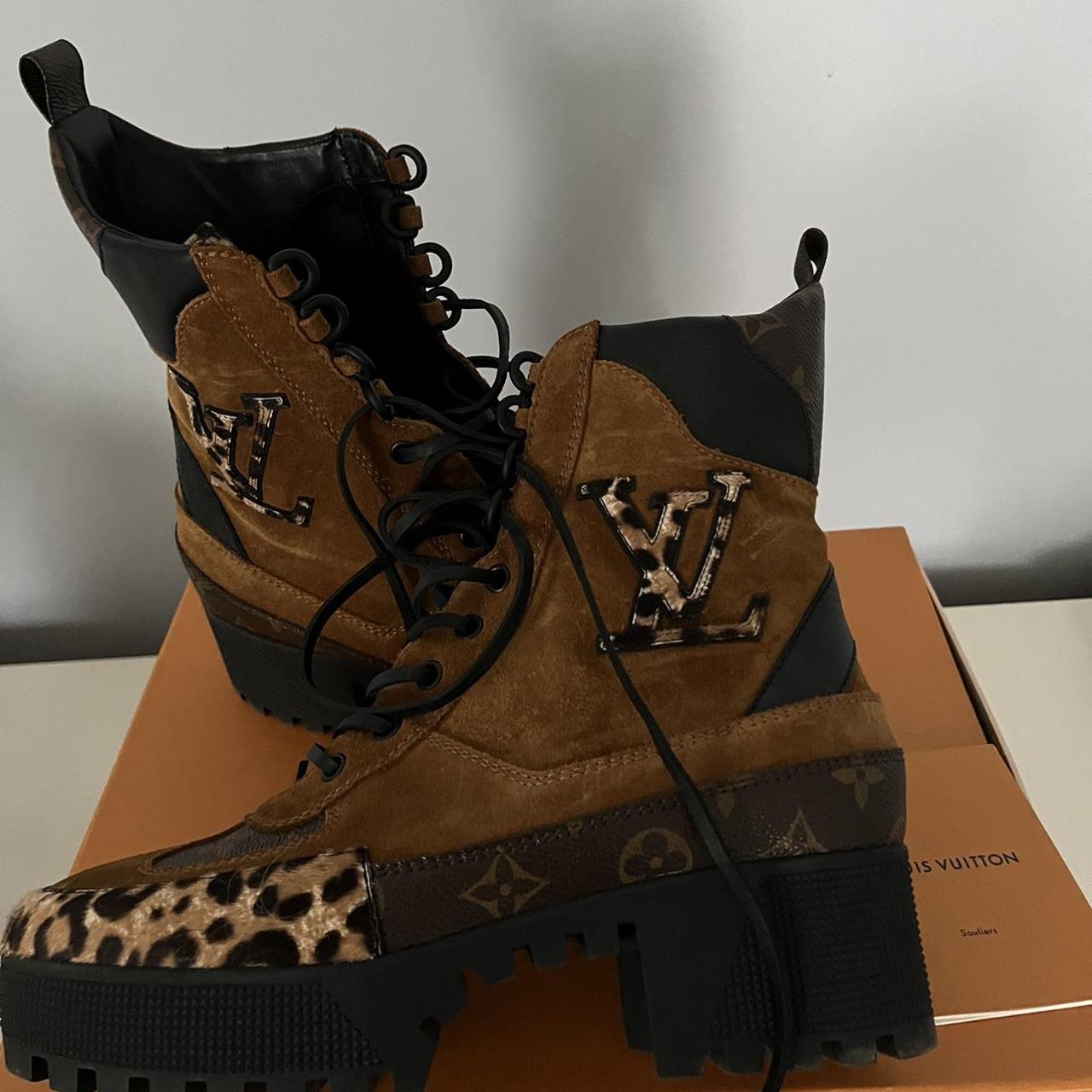adjektiv udmelding Vælg Louis Vuitton boots gently used brown and black with... - Depop