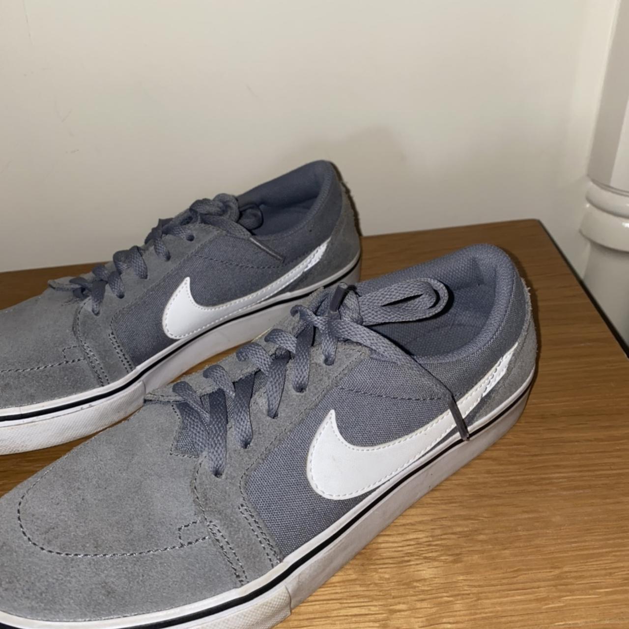 Grey Nike Low Top sneakers Barely worn Selling... - Depop