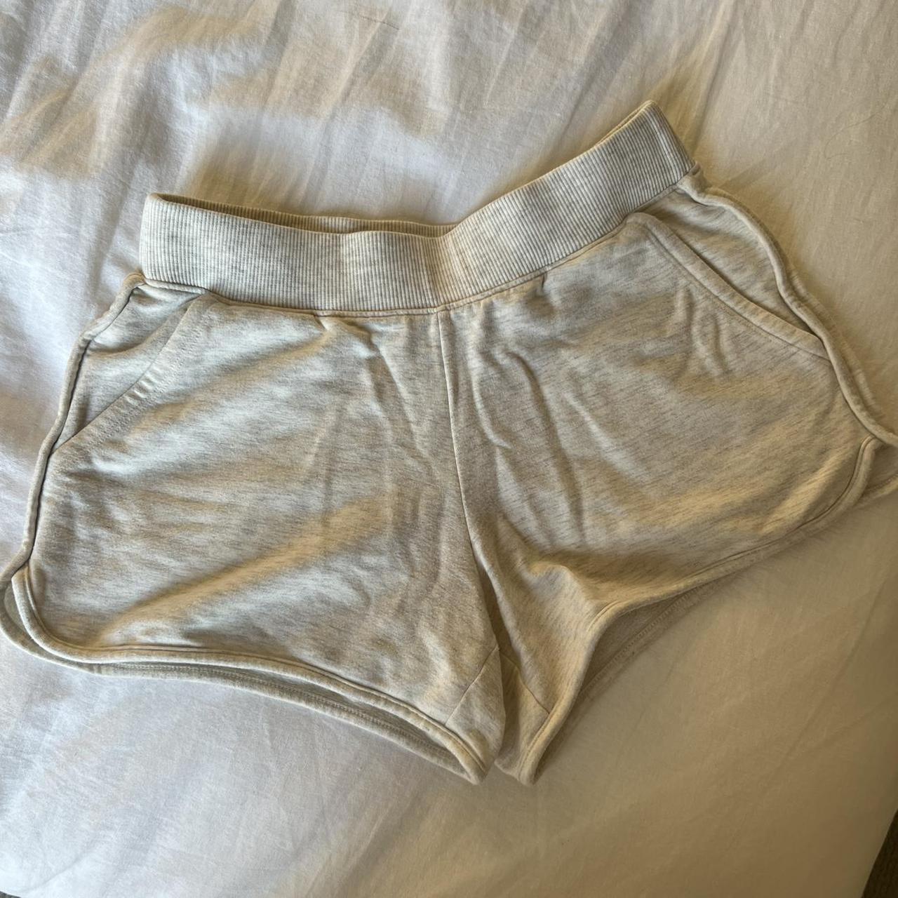 Vineyard Vines Women's Grey Shorts | Depop
