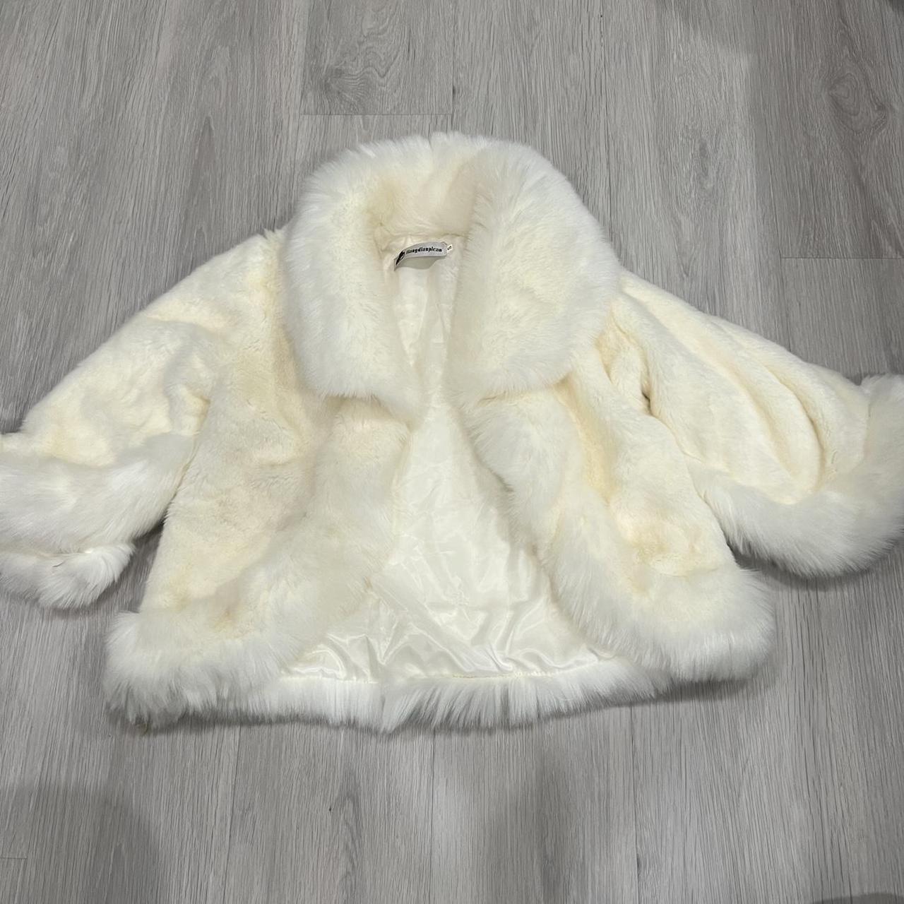 White faux fur white coat so so so so soft... - Depop