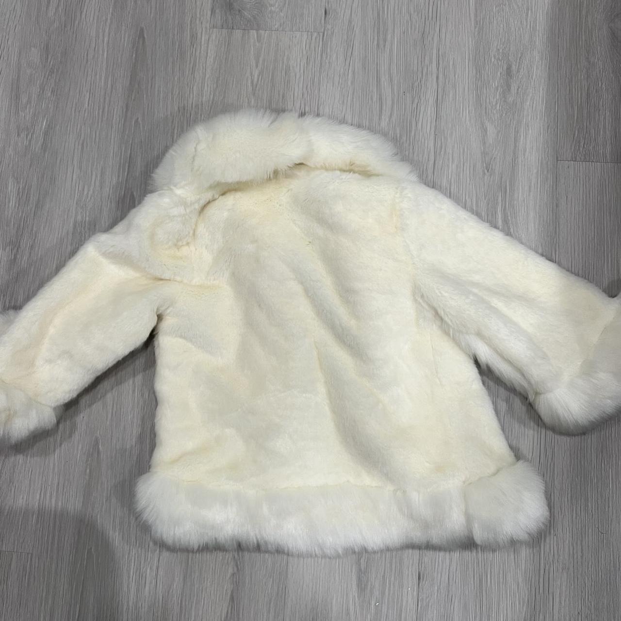 White faux fur white coat so so so so soft... - Depop