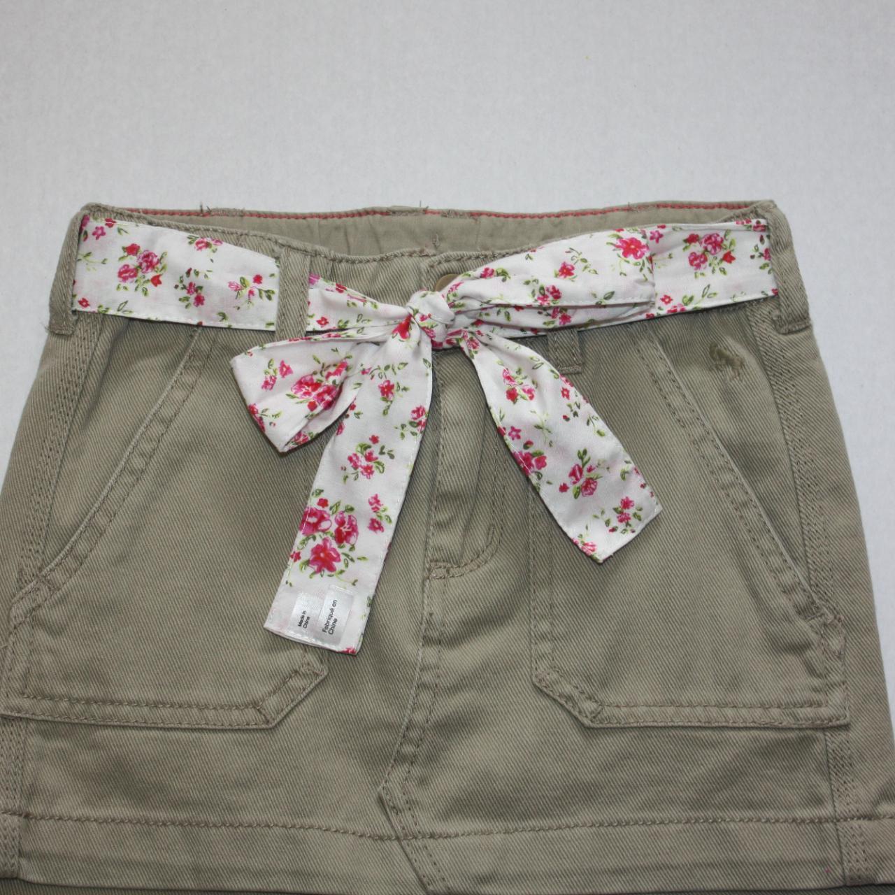 H&M Girl's Beige Denim Jean Skirt with Flower Belt... Depop