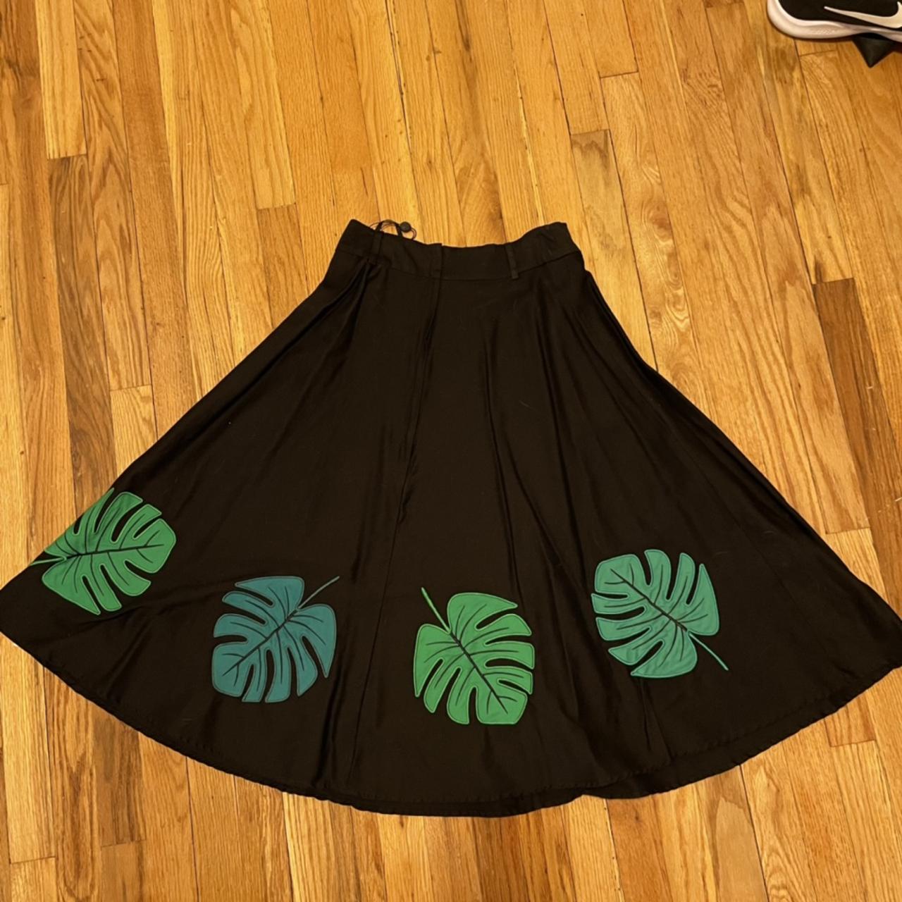 Collectif Women's Black and Green Skirt (2)